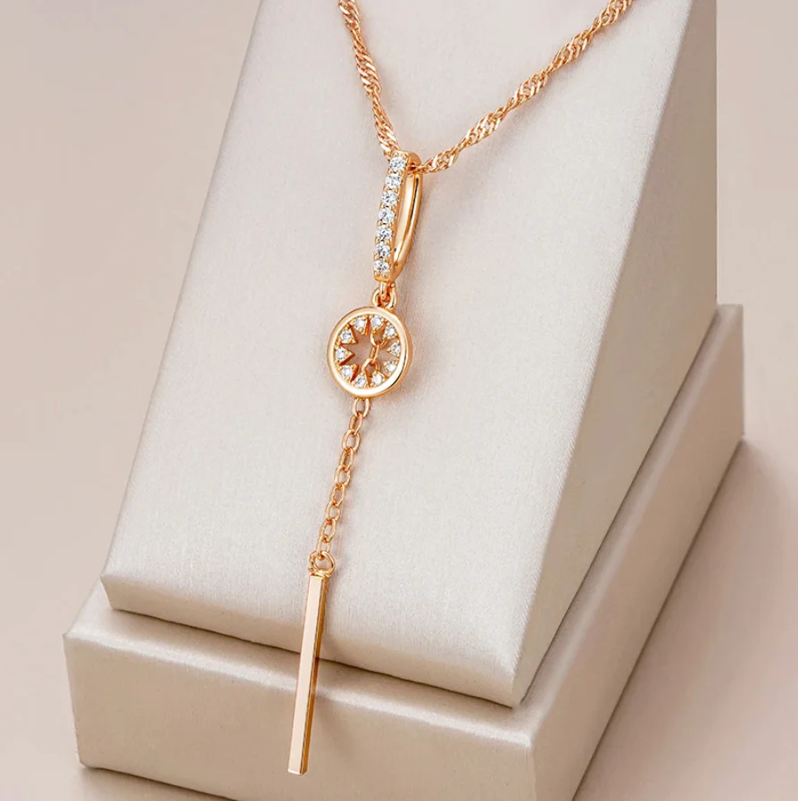 Elegantes Rundad Kristallhalsband in Gold