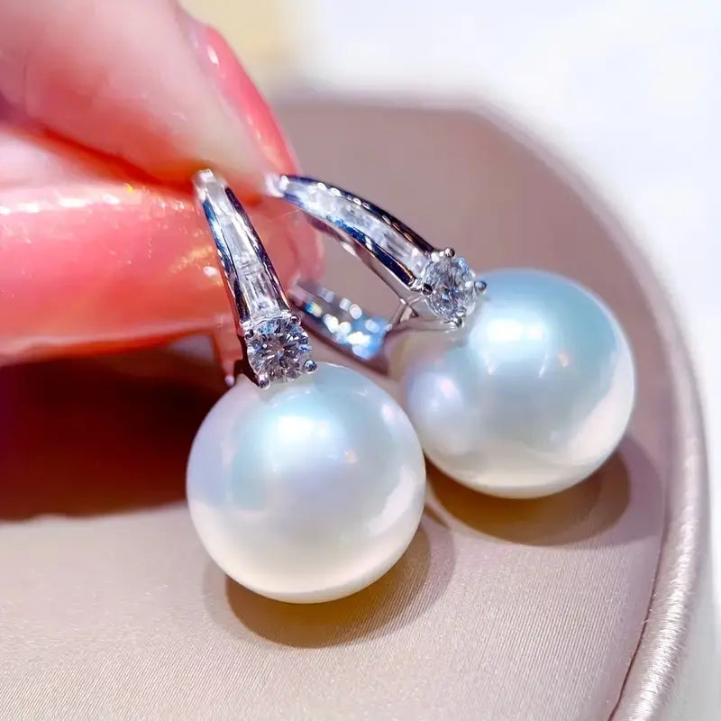 Eleganta pärlörhängen i glänsande silver