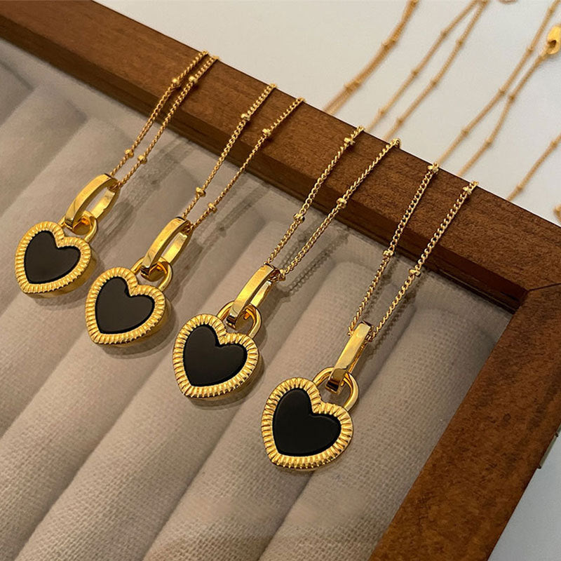 Svart och Vit Hjärta Hänge Halsband i Guld