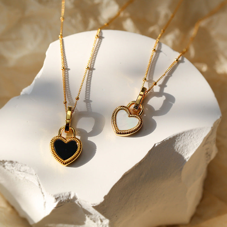 Svart och Vit Hjärta Hänge Halsband i Guld