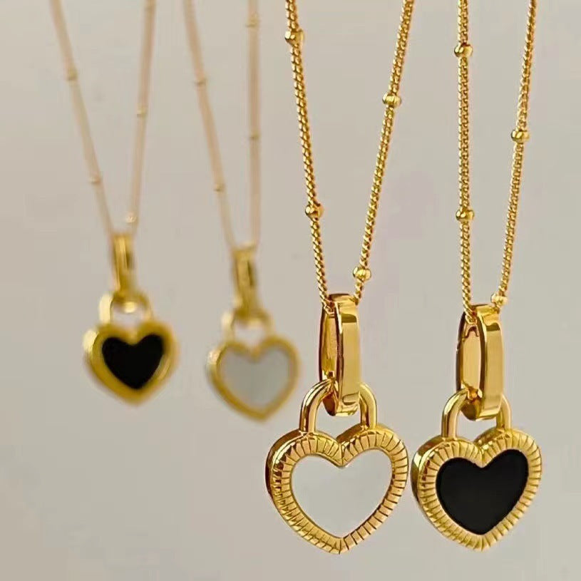 Svart och Vit Hjärta Hänge Halsband i Guld