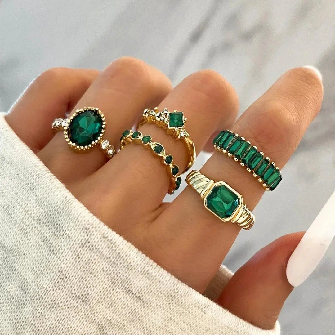 Lyxringar med grön zirkonia i guld