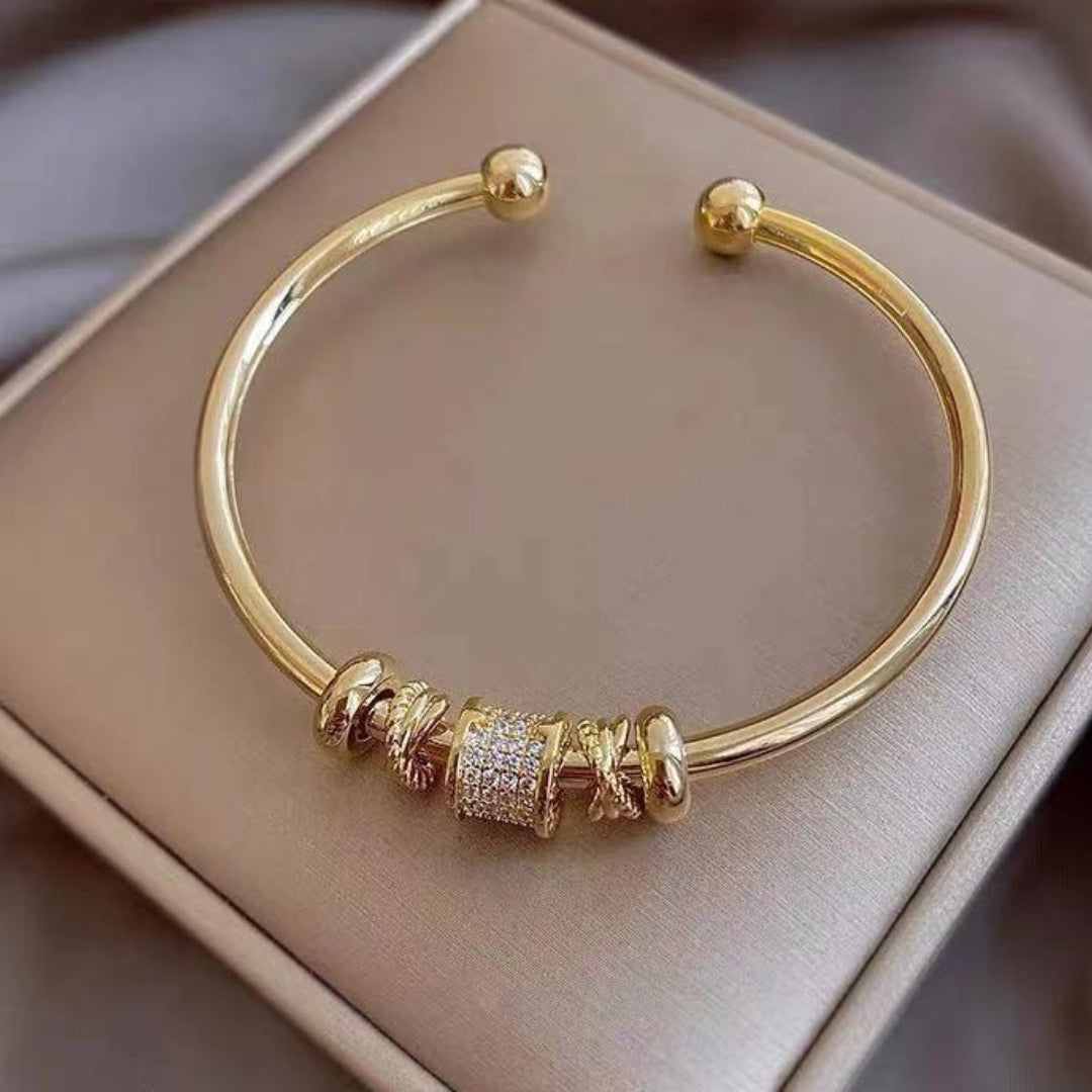 Justerbart Armband med Gyldene Charmar
