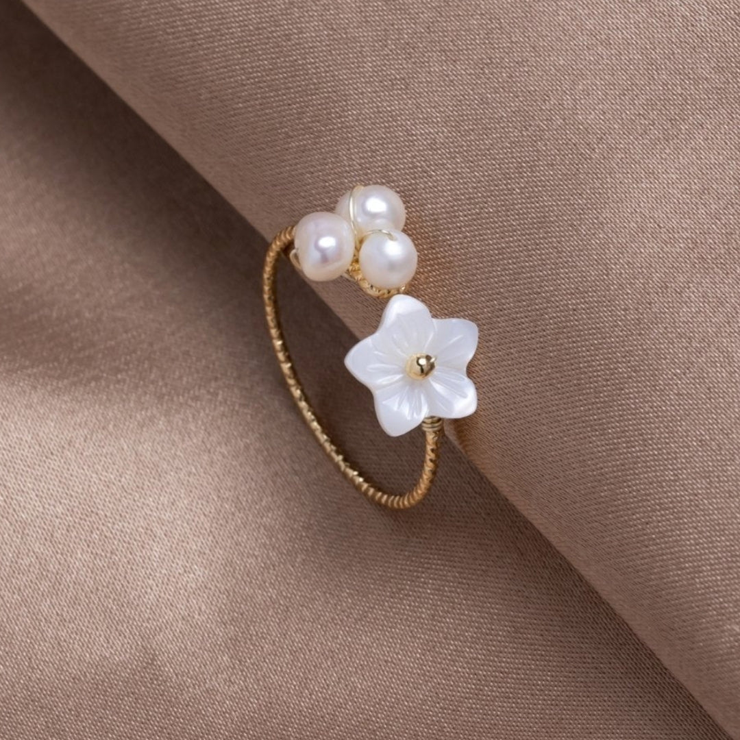 Vitt Blomster Ring med Pärlor i Guld