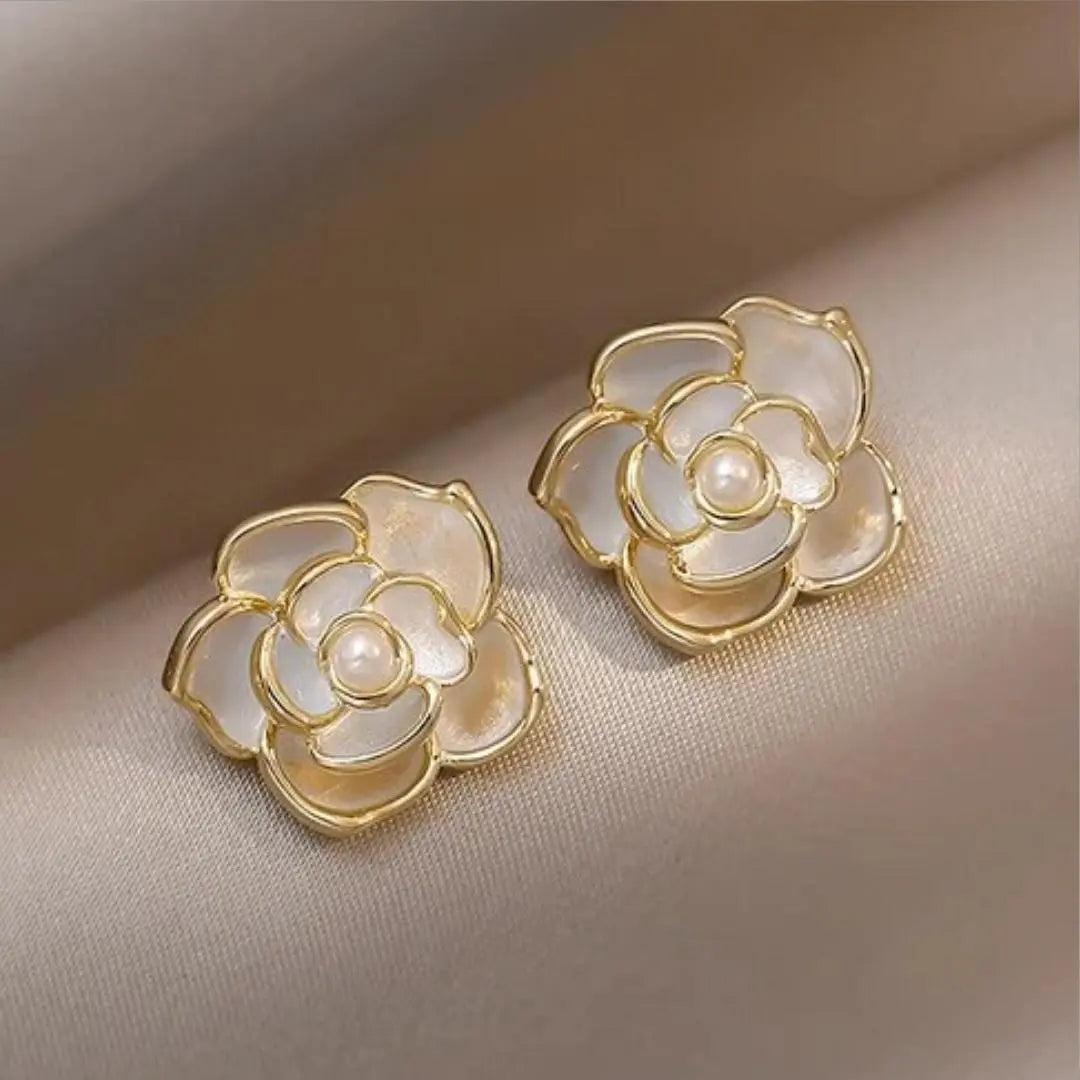 Eleganta vita blomörhängen med pärlor