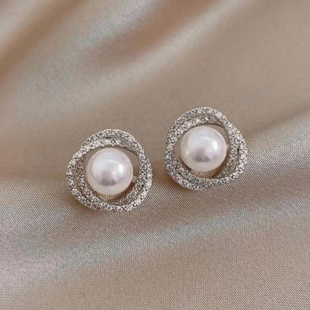 Glänsande spiralörhängen med eleganta pärlor