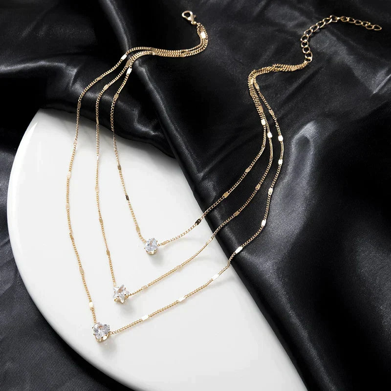 Tre Hängande Halsband med Guld Zirkonia