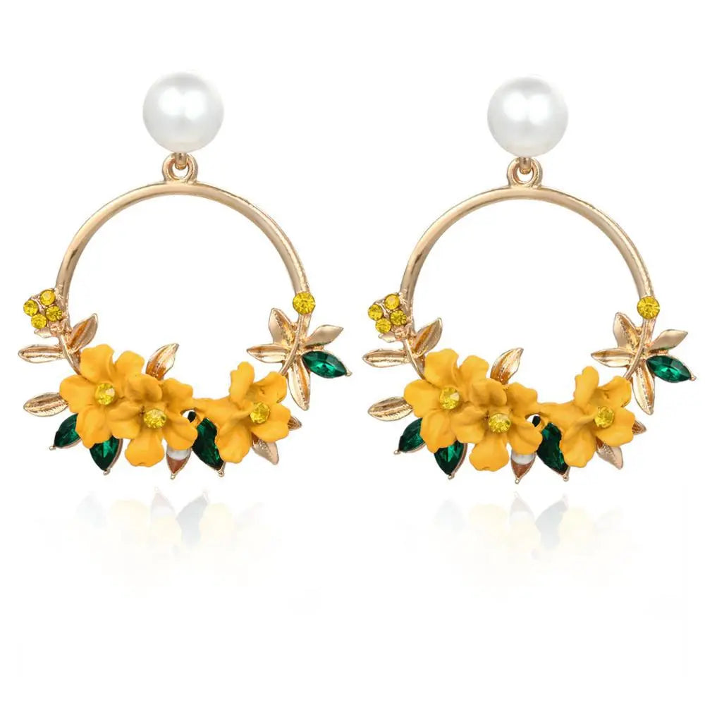 Goldblume und Perlenohrringe