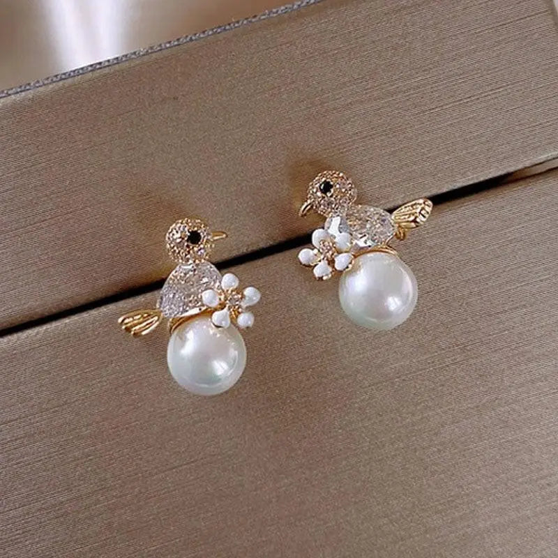 Luxuriöse Birdie Ohrringe mit Kubischem Zirkonia und Perlenbesatz
