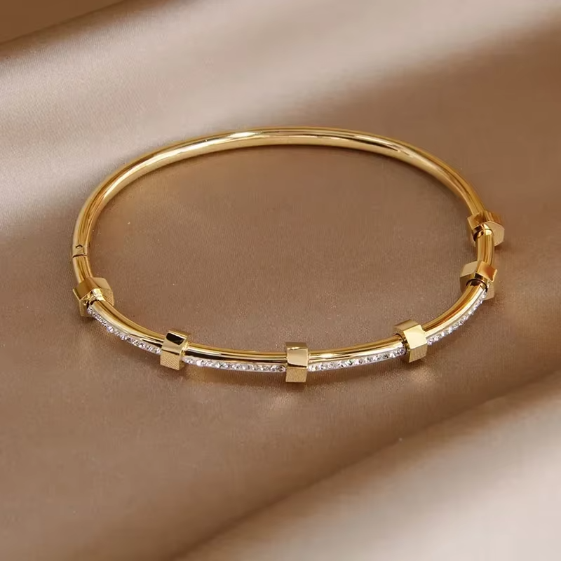 Ljust guldpläterat armband med moissanitöverdrag