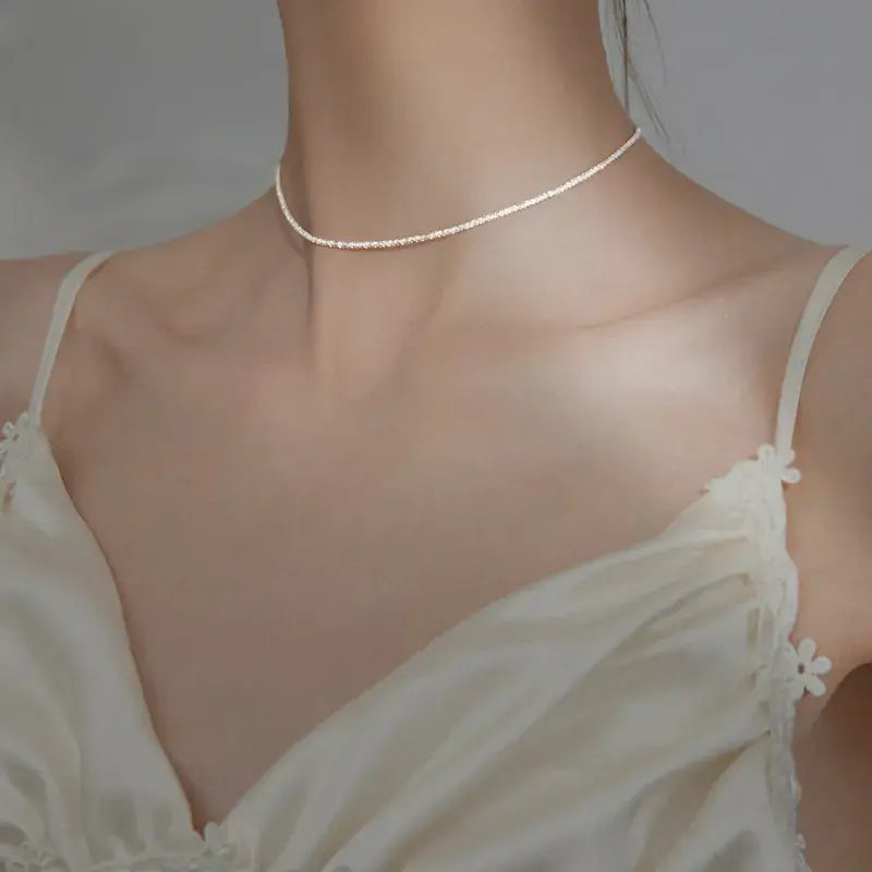 Halsband gjort av eleganta, glänsande pärlor