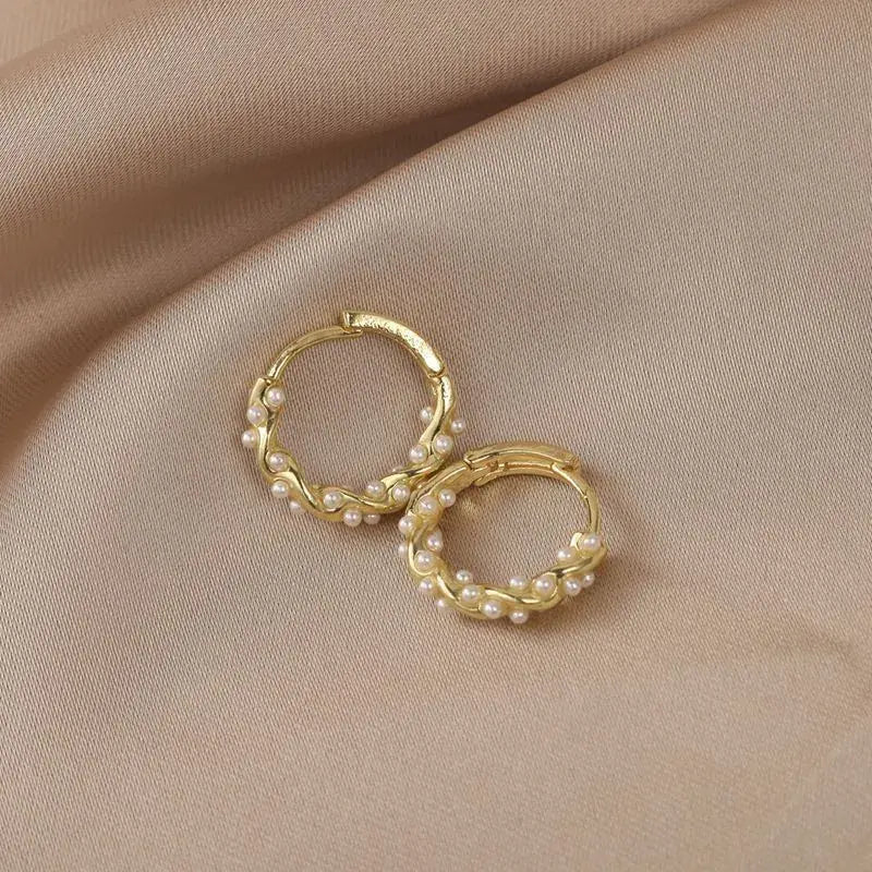 Eleganta runda pärlörhängen med inlägg