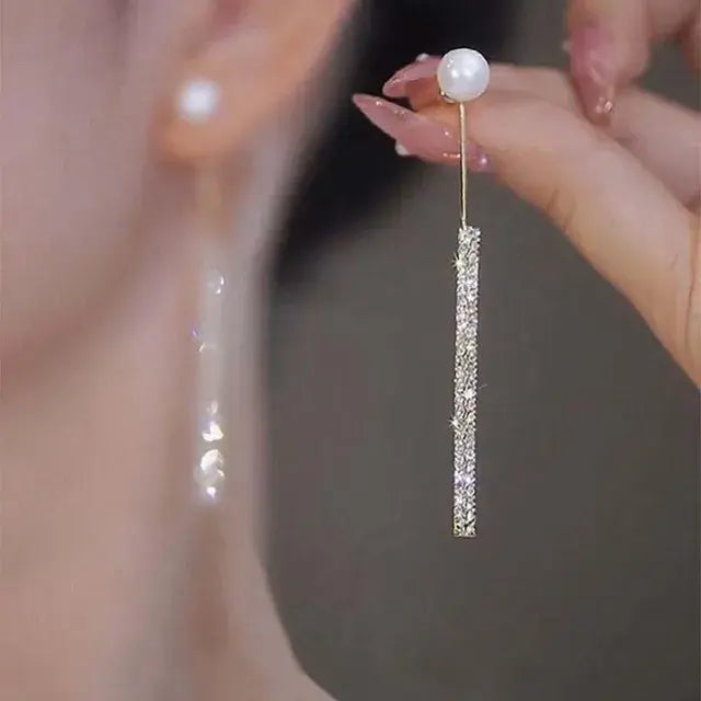 Elegante helle hängende Perlenohrringe