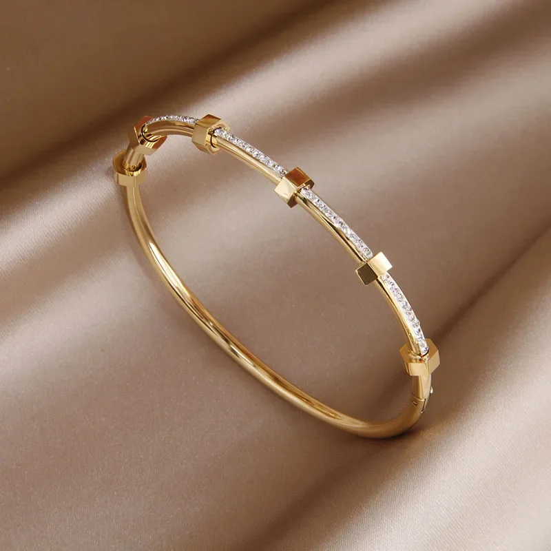 Ljust guldpläterat armband med moissanitöverdrag