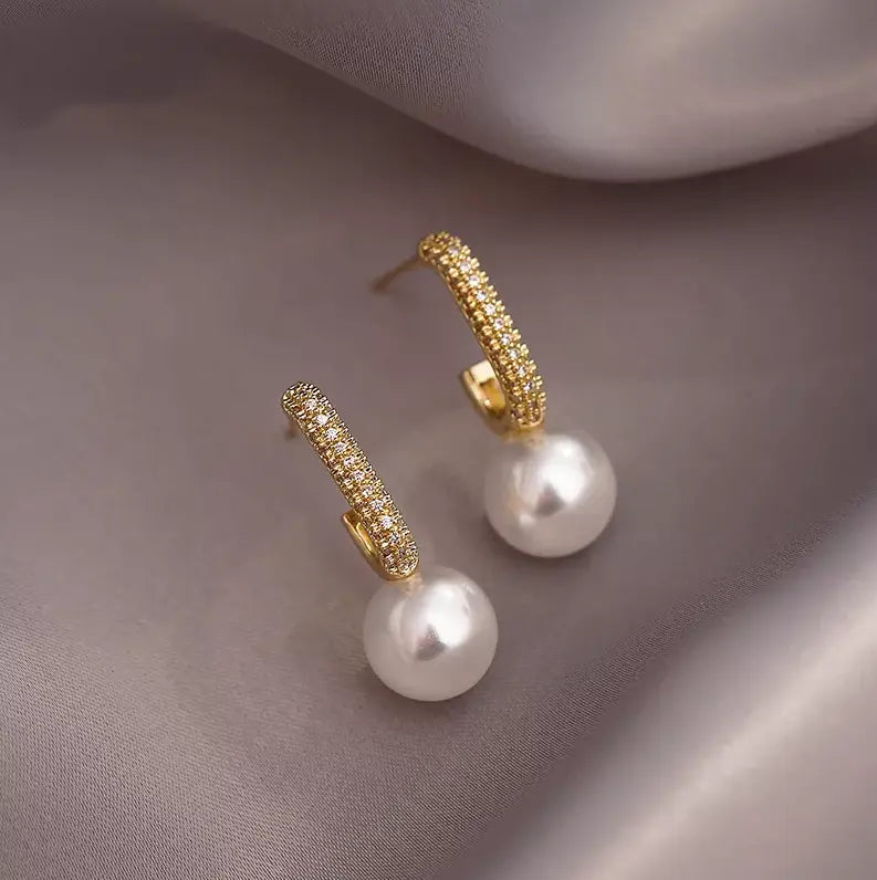 Eleganta ljusguld pärlörhängen