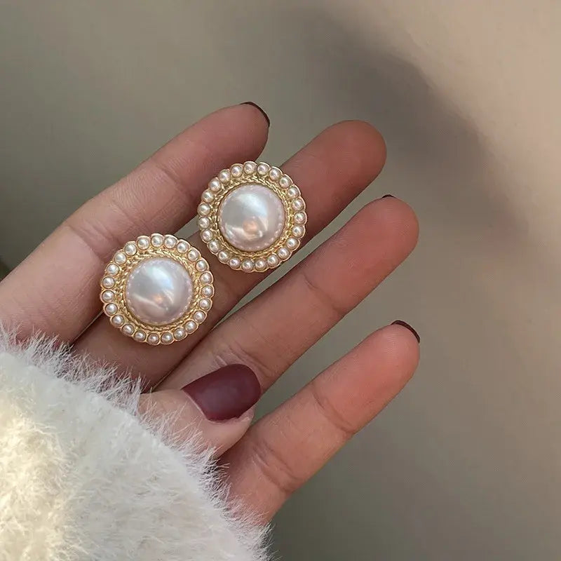Eleganta glänsande pärlörhängen