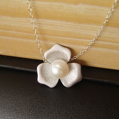 Elegant Vit Pärl Blomma Halsband