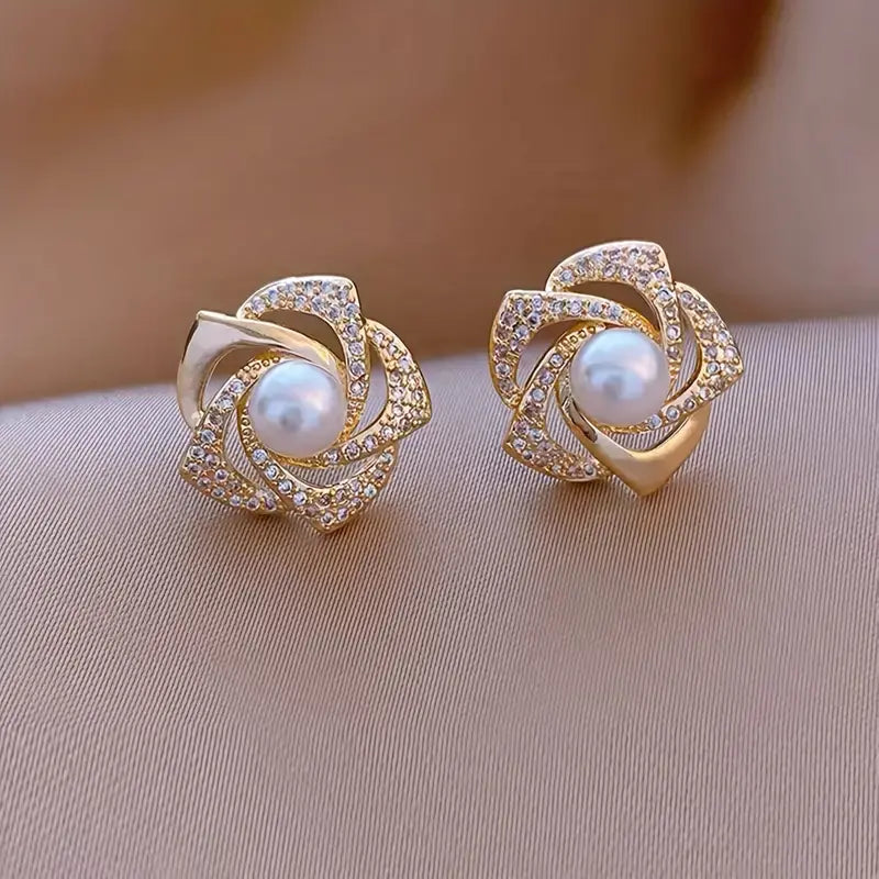 Elegante helle Spiralperlenohrringe