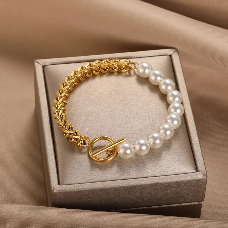 Elegant guld- och pärlarmband
