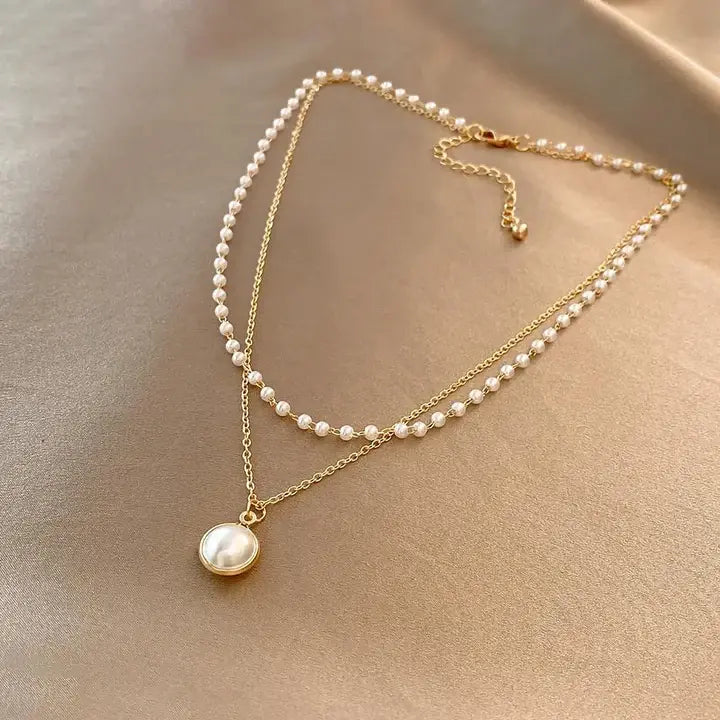 Elegant pärlor i guldhalsband