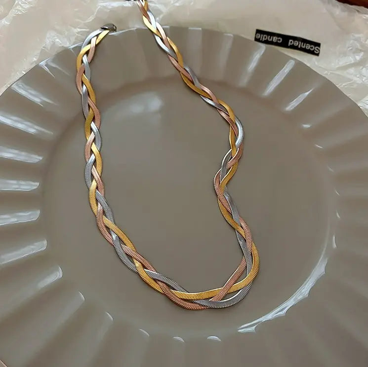 Elegant halsband gjort av guld och silver