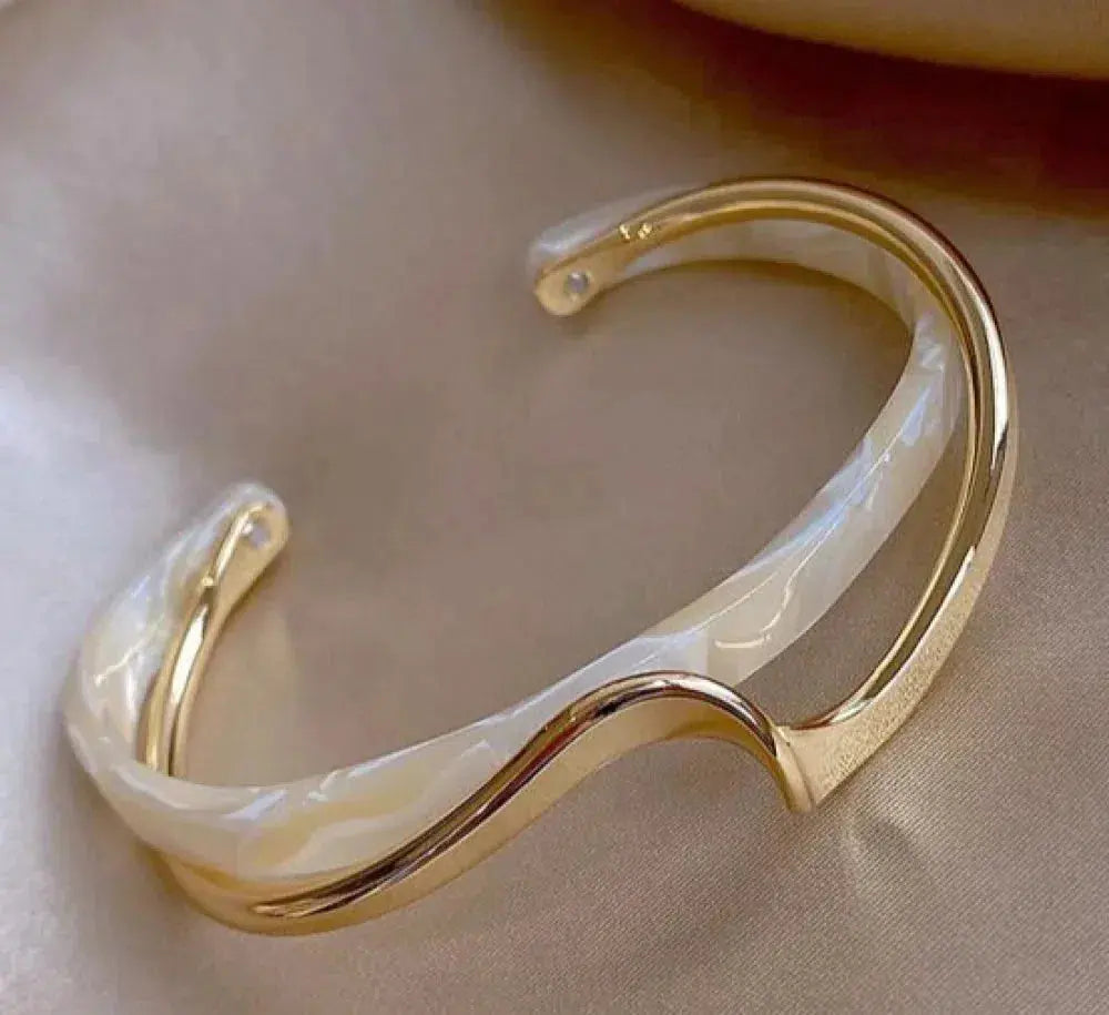 Vit opal elegant gyllene armband