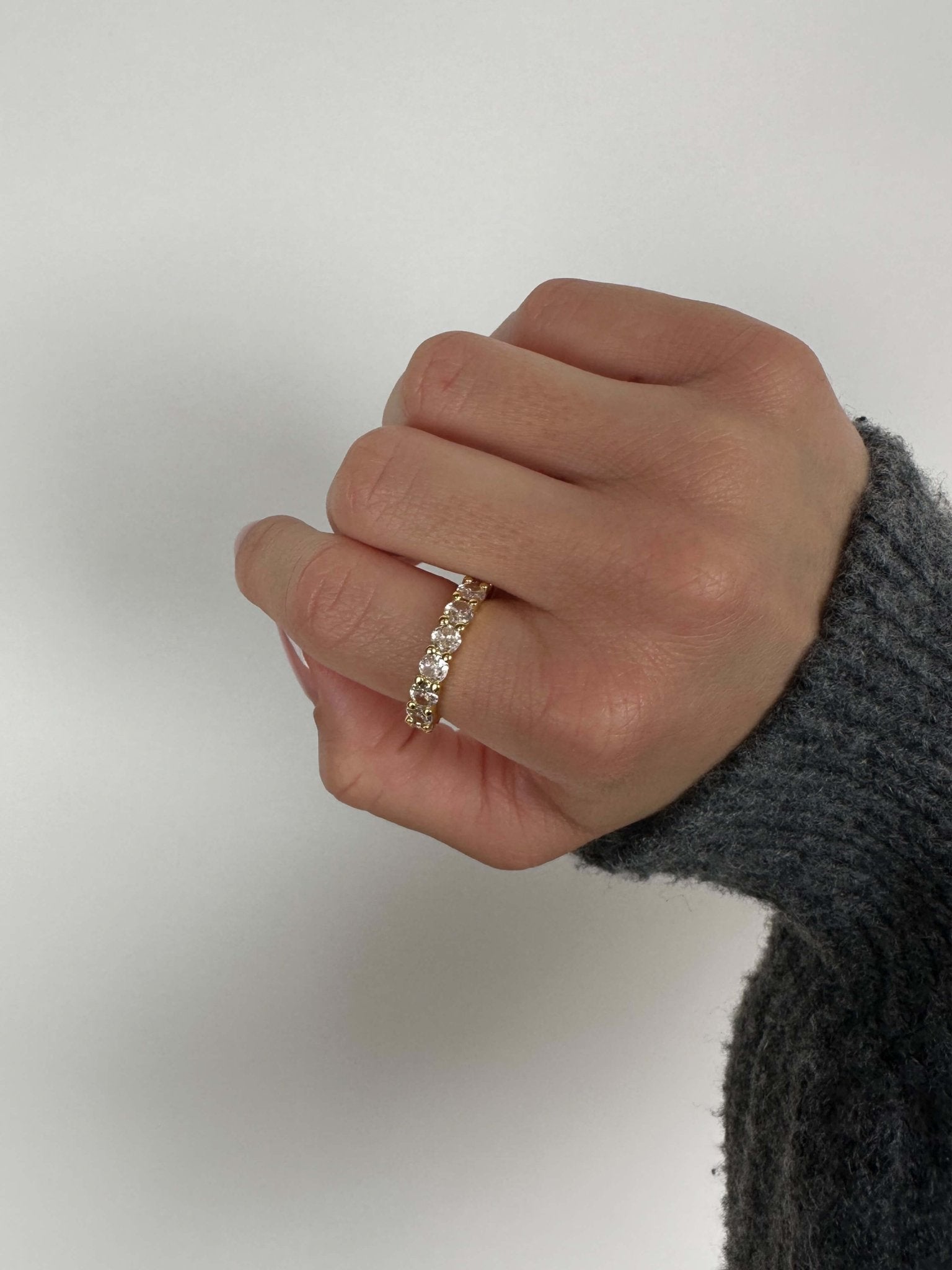 Amia Strålande Zirkonia Bandring
