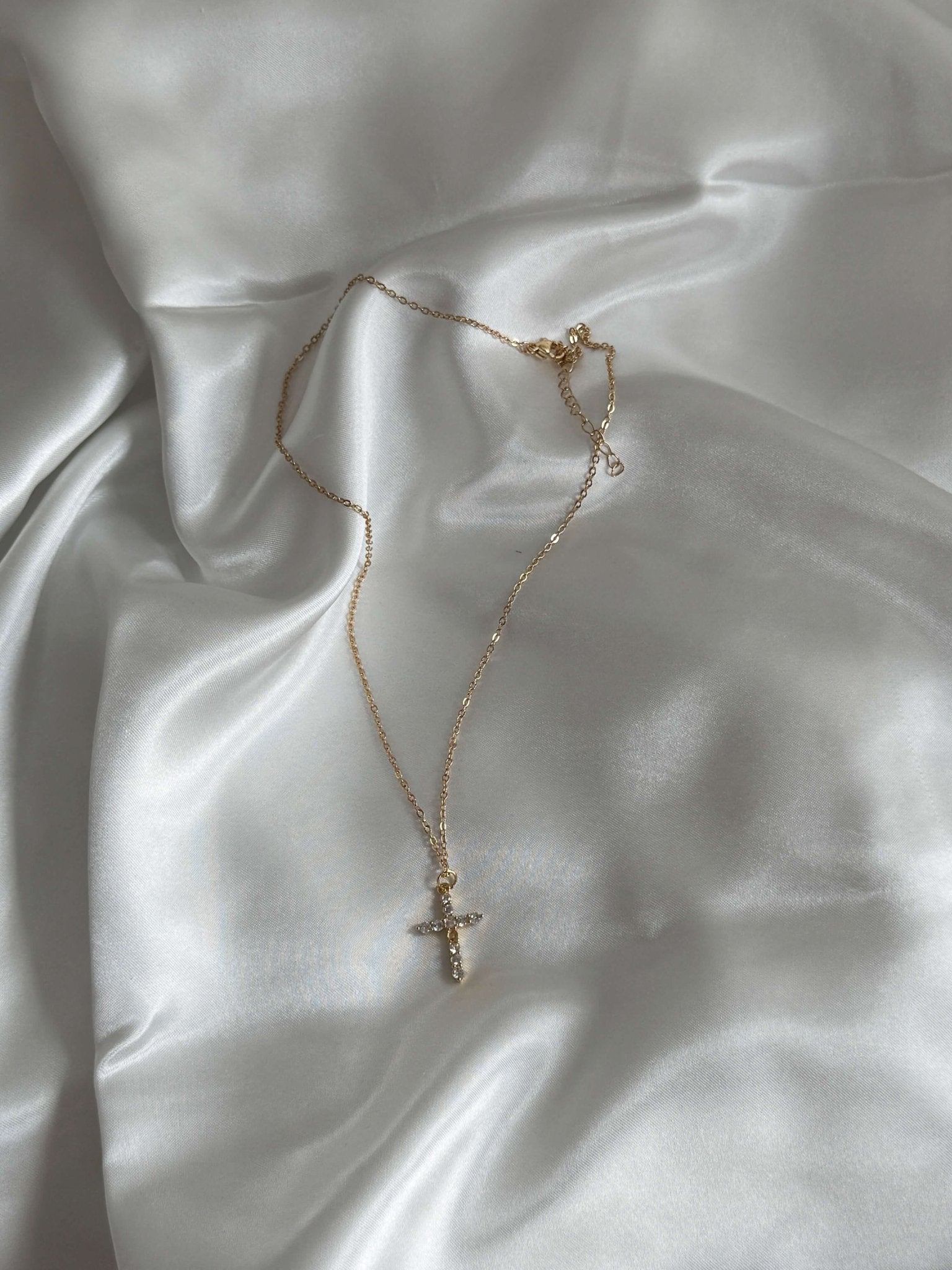 Ariadne Zirkonia Kors Hänge Halsband