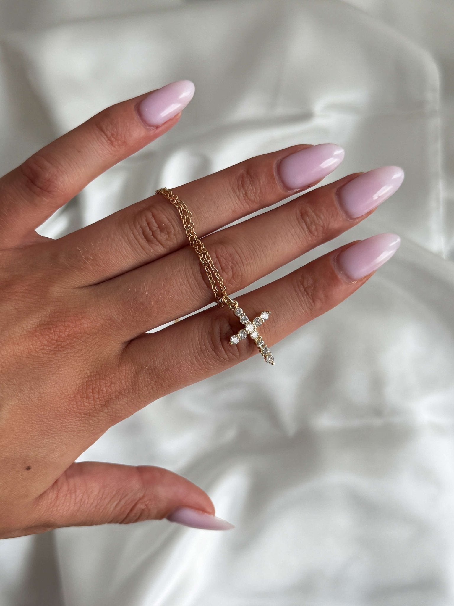 Ariadne Zirkonia Kors Hänge Halsband